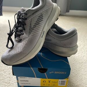 Women’s Brooks Levitate size 8.5